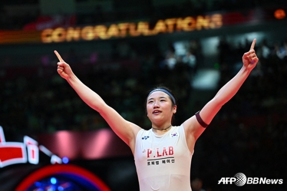 안세영이 21일 BWF 월드투어 파이널스 2025 여자 단식에서 우승을 차지하고 세리머니를 하고 있다. /AFPBBNews=뉴스1