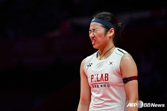 안세영이 21일 BWF 월드투어 파이널스 결승에서 허벅지 통증으로 힘겨워하고 있다. /AFPBBNews=뉴스1