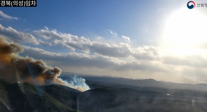 10일 경북 의성군 비봉리의 한 야산에서 불이 나 산림·소방 당국이 헬기 등을 투입해 진화 작업을 벌이고 있다. 산불이 발생한 현장에는 초속 4.7m의 비교적 강한 바람이 불고 있어 진화의 어려움을 겪고 있다.(경북소방본부 제공. 재판매 및 DB금지) 2026.1.10/뉴스1 