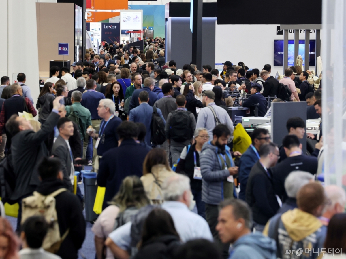 세계 최대 IT(정보기술)·가전 전시회 'CES 2026' 개막 일인 6일(현지시간) 미국 네바다주 라스베이거스 컨벤션센터(LVCC)가 인파로 북적이고 있다. /사진=뉴스1