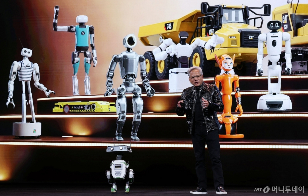 (라스베이거스=뉴스1) 황기선 기자 = 젠슨 황 엔비디아 CEO가 5일(현지시간) 미국 네바다주 라스베이거스 퐁텐블로 호텔에서 열린 엔비디아 CES 2026 라이브에서 로봇과 함께 기조연설을 하고 있다. (공동취재) 2026.1.6/뉴스1  Copyright © 뉴스1. All rights reserved. 무단 전재 및 재배포,  AI학습 이용 금지. /사진=(라스베이거스=뉴스1) 황기선 기자