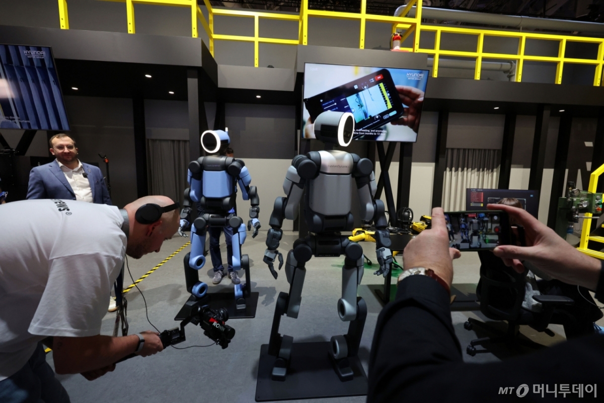 (라스베이거스=뉴스1) 황기선 기자 = 세계 최대 IT(정보기술)·가전 전시회 'CES 2026' 개막 일인 6일(현지시간) 미국 네바다주 라스베이거스 컨벤션센터(LVCC)에서 현대자동차그룹 부스를 찾은 관람객들이 '아틀라스'를 살펴보고 있다. 2026.1.7/뉴스1  Copyright © 뉴스1. All rights reserved. 무단 전재 및 재배포,  AI학습 이용 금지. /사진=(라스베이거스=뉴스1) 황기선 기자