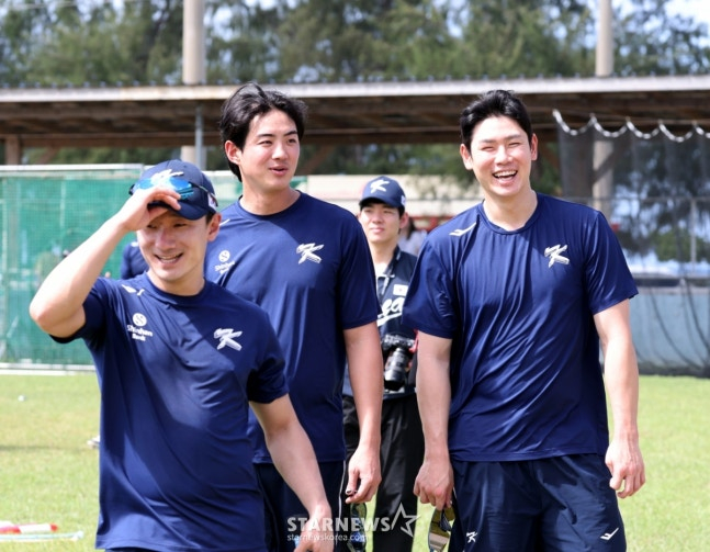 구자욱(가운데)과 홍창기가 미소를 지으며 훈련을 마치고 있다. /사진=강영조 선임기자