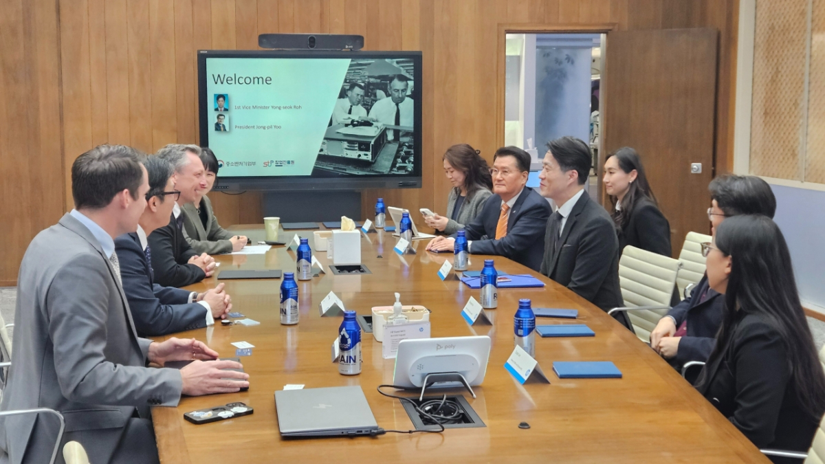 노용석 중소벤처기업부 제1차관과 데이빗 맥쿼리 HP 최고사업책임자(CCO)가 면담을 갖고 있다. /사진=중소벤처기업부 제공