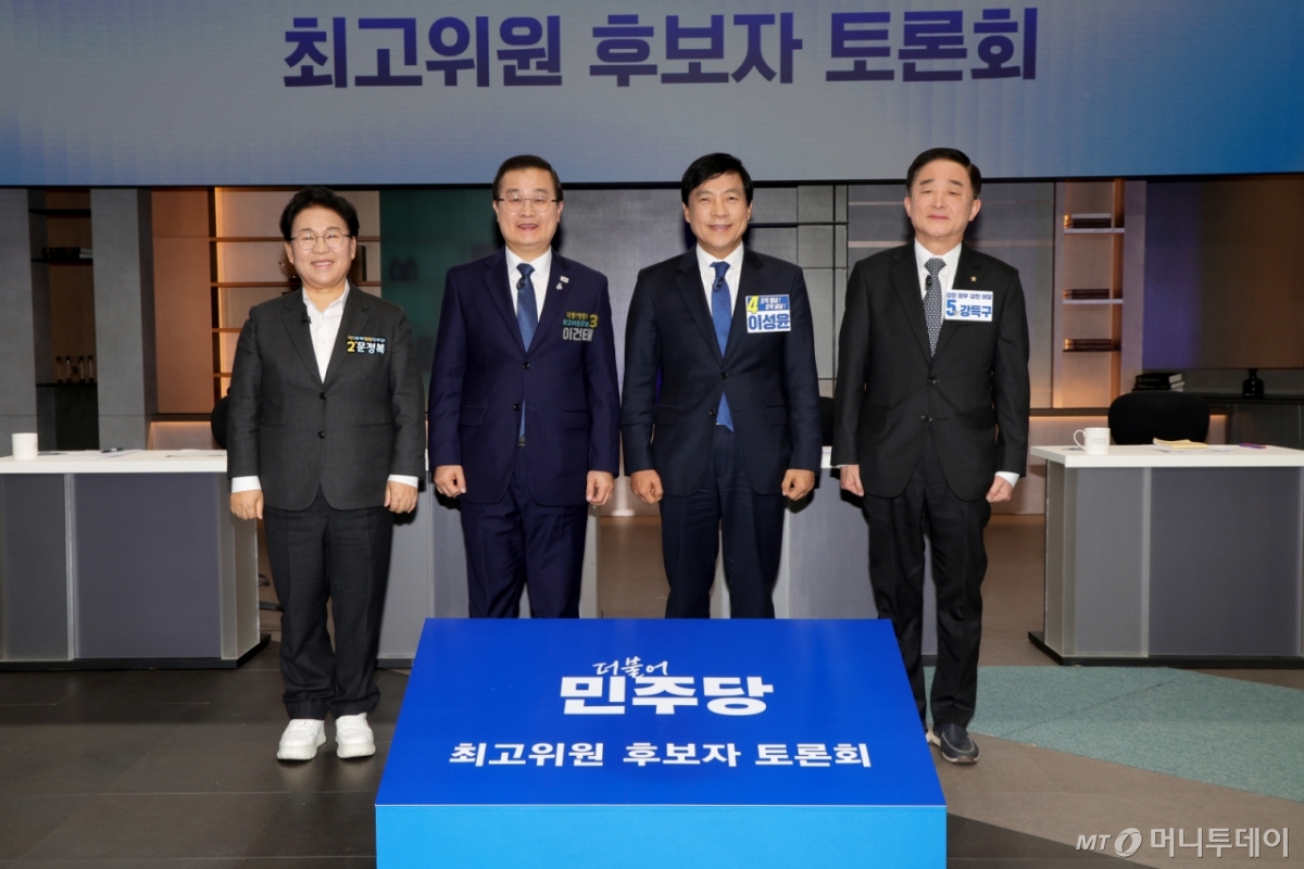 (서울=뉴스1) 국회사진기자단 = 더불어민주당 최고위원 보궐선거에 출마한 문정복(왼쪽부터), 이건태, 이성윤, 강득구 후보가 7일 서울 마포구 상암동 JTBC에서 열린 최고위원 보궐선거 제3차 합동토론회에 앞서 기념 촬영을 하고 있다. 2026.1.7/뉴스1  Copyright © 뉴스1. All rights reserved. 무단 전재 및 재배포,  AI학습 이용 금지. /사진=(서울=뉴스1) 국회사진기자단