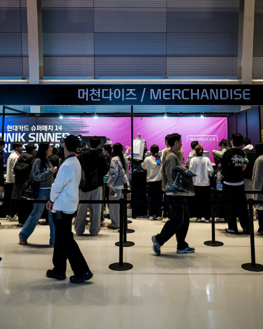 10일 오후 인천 중구 인스파이어 아레나에서 열린 '현대카드 슈퍼매치 14'의 굿즈 판매 부스가 관람객으로 붐비는 모습./사진제공=현대카드