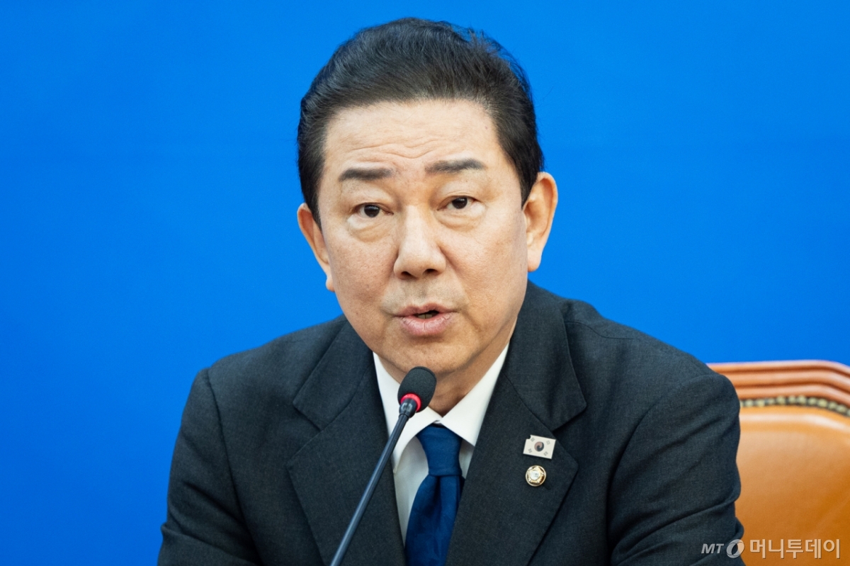 (서울=뉴스1) 유승관 기자 = 김병기 더불어민주당 원내대표가 30일 서울 여의도 국회에서 열린 원내대책회의에서 원내대표직 사퇴를 밝히고 있다. 2025.12.30/뉴스1  Copyright © 뉴스1. All rights reserved. 무단 전재 및 재배포,  AI학습 이용 금지. /사진=(서울=뉴스1) 유승관 기자