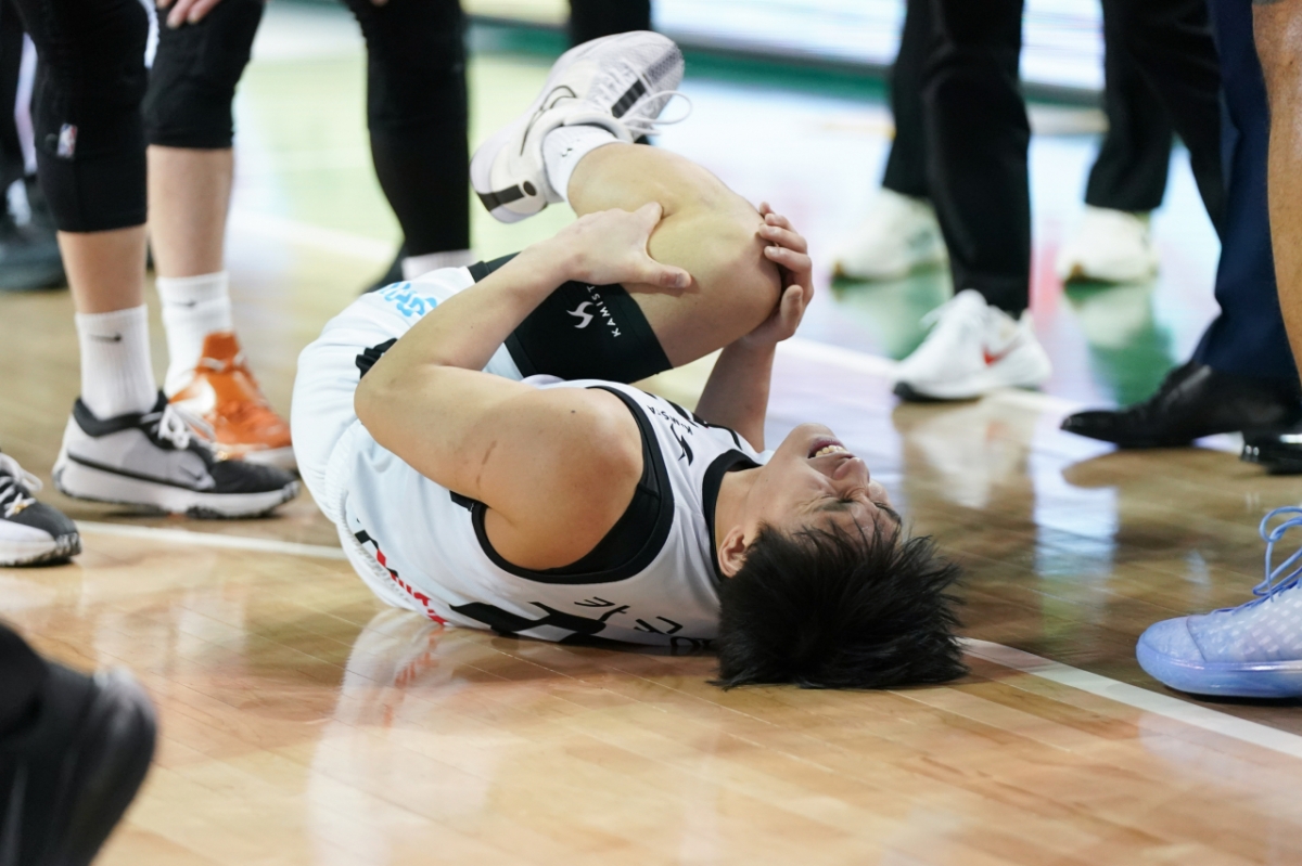 왼쪽 무릎을 잡고 쓰러진 카굴랑안. /사진=KBL 제공