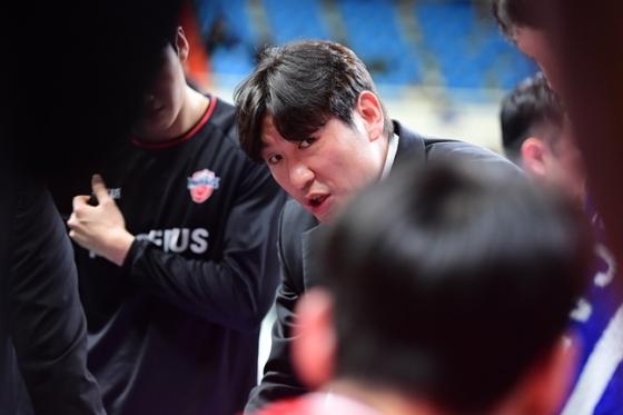 양동근 현대모비스 감독이 작전 지시하고 있다. /사진=KBL 제공