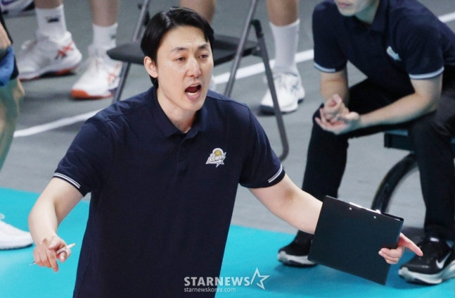 2025-2026 V-리그 남자부 우리카드 대 KB손해보험 경기가 11일 서울 장충체육관에서 열렸다.  KB 하현용 감독 대행이 작전 지시를 하고 있다. /사진=김진경 대기자