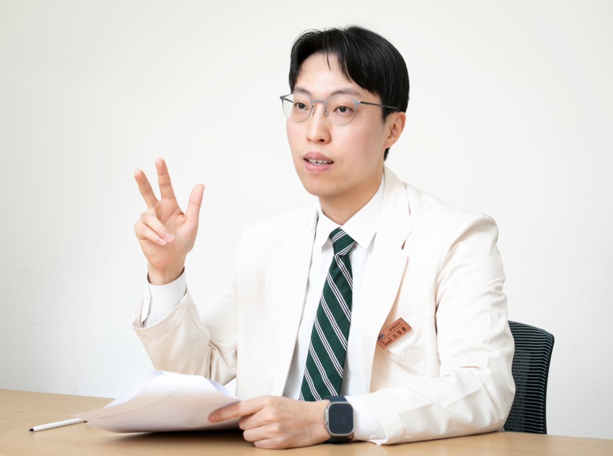 삼성서울병원 혈액종양내과 신정훈 교수가 지난 9일 병원 진료실에서 HER2 저발현 유방암과 치료 전략에 대해 이야기하고 있다.