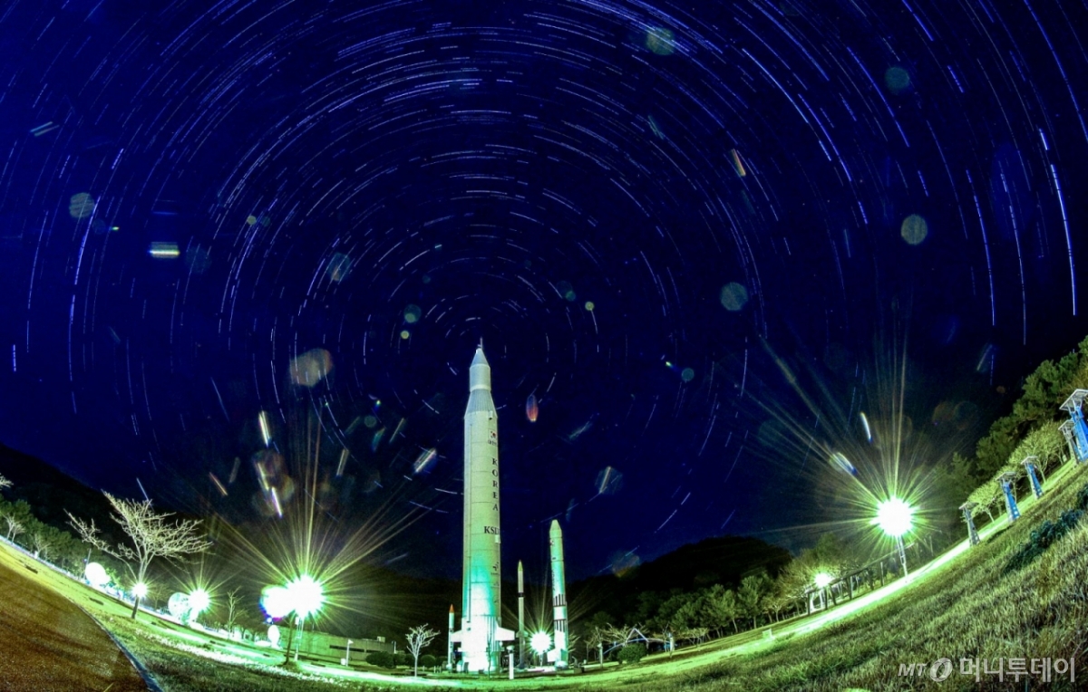 [고흥=뉴시스] 최진석 기자 = 한국형 발사체 누리호 4차 발사가 성공하며 민간이 제작·조립을 맡은 발사체가 처음으로 정상 임무를 수행했다.    누리호 4차 발사는 한국형 발사체 최초의 야간비행이자 역대 최다인 13기의 위성이 탑재됐다. 우주로 향한 주탑재위성 1기와 큐브위성 12기가 모두 임무 궤도에 무사히 진입해 지상과의 교신에 성공했다.   이번 4차 성공을 계기로 정부는 6차 발사까지의 계획을 통해 발사체 제작·운용을 단계적으로 민간에 넘기는 전환 작업을 이어간다.  2025년은 누리호 4차 발사 성공으로 대한민국 우주 강국 도약의 원년이자 민관이 함께 하는 '뉴 스페이스 시대'의 기점의 해이다.   사진은 나로우주센터 우주과학관 로켓광장에 우리나라에서 개발된 1단형 고체추진 로켓 KSR-Ⅰ, 2단형 고체추진로켓 KSR-Ⅱ, 액체추진 과학로켓 KSR-Ⅲ, 우주발사체 KSLV-Ⅰ(나로호)의 실물크기 로켓 모형 뒤로 별의 일주운동 궤적이 보이는 모습. (별의 일주운동 궤적은 30초로 2시간 촬영 후 각각의 사진 레이어 합성) 2025.12.30. myjs@newsis.com /사진=최진석