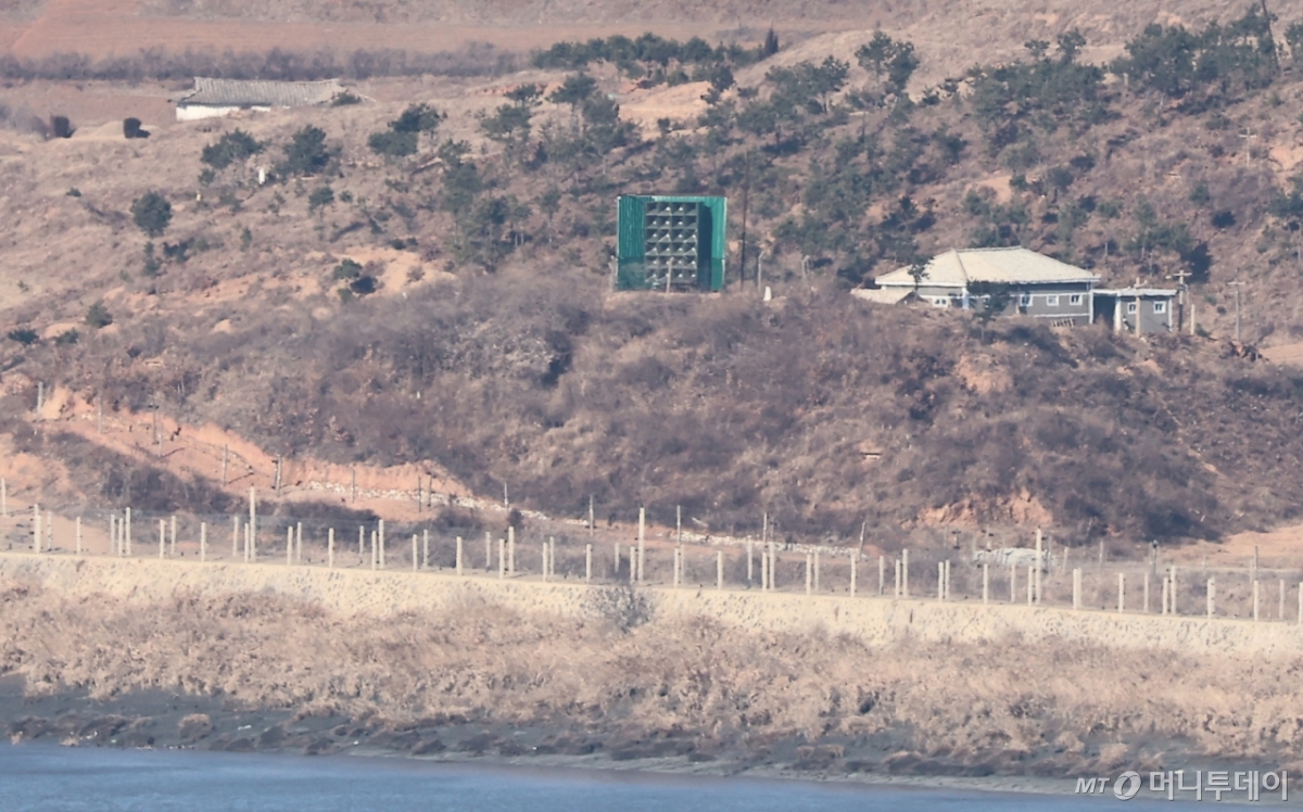 (파주=뉴스1) 김도우 기자 = 북한의 무인기 침투 주장과 관련해 김여정 북한 노동당 부부장은 11일 "무인기를 운용한 적이 없다"는 한국 국방부의 입장 발표를 유의하겠다고 밝히면서도, 군이든 민간이든 한국 영토에서 출발한 이상 국가의 주권 침해라며 한국 정부의 책임을 정면으로 제기했다.  한편, 청와대는 북한이 주장하고 있는 '한국발 무인기 침범 사건'과 관련해 "진상을 규명하고 결과를 신속하게 공개할 것"이라고 설명했다. 2026.1.11/뉴스1  Copyright © 뉴스1. All rights reserved. 무단 전재 및 재배포,  AI학습 이용 금지.