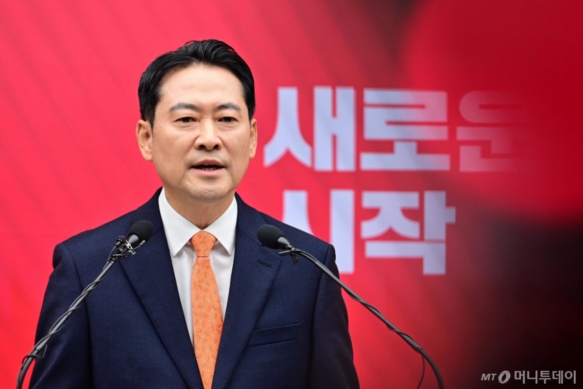 (서울=뉴스1) 이승배 기자 = 장동혁 국민의힘 대표가 7일 서울 여의도 중앙당사에서 열린 긴급기자회견에서 당 쇄신안 등을 발표하고 있다. (공동취재) 2026.1.7/뉴스1  Copyright © 뉴스1. All rights reserved. 무단 전재 및 재배포,  AI학습 이용 금지. /사진=(서울=뉴스1) 이승배 기자