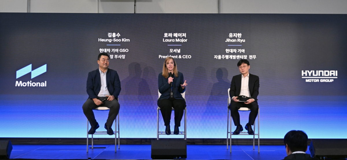 (왼쪽부터)김흥수 현대자동차·기아 GSO 본부장(부사장), 로라 메이저 모셔널 CEO, 유지한 현대차·기아 자율주행개발센터장(전무). /사진제공=현대차그룹