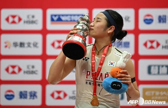 허벅지 통증을 딛고 결국 우승을 차지한 안세영이 트로피에 입을 맞추고 있다. /AFPBBNews=뉴스1