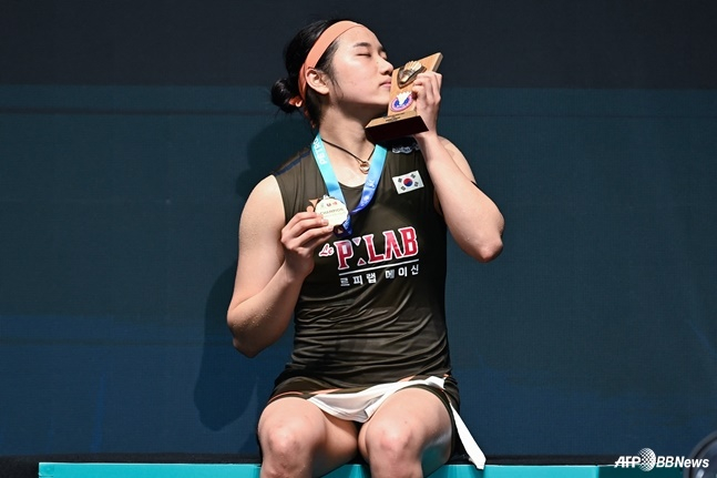 안세영이 11일(한국시간) 말레이시아 쿠알라룸푸르에서 열린 세계배드민턴연맹(BWF) 월드투어 슈퍼 1000 말레이시아 오픈 여자 단식 우승 후 트로피에 입을 맞추고 있다. /AFPBBNews=뉴스1