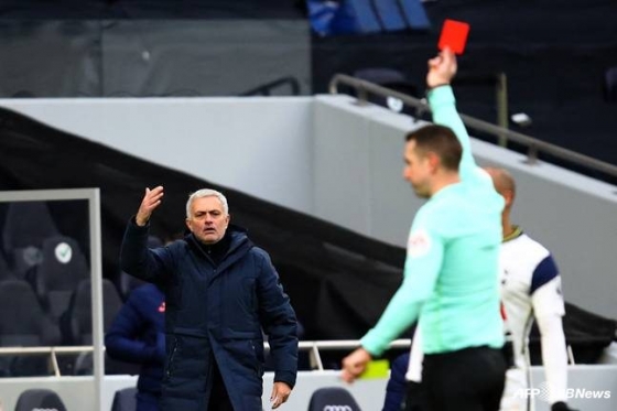 조세 무리뉴(왼쪽) 감독에게 레드카드를 꺼내는 데이비드 쿠트. /AFPBBNews=뉴스1