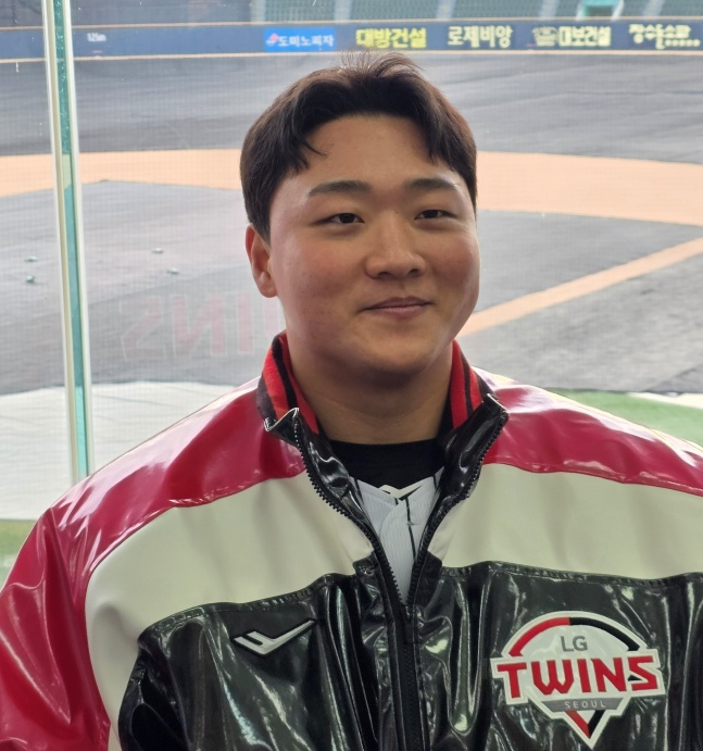 LG 이재원이 지난 6일 서울 잠실야구장에서 열린 '2026 LG 트윈스 신년 인사회'에 앞서 취재진과 인터뷰에 응했다. /사진=김동윤 기자