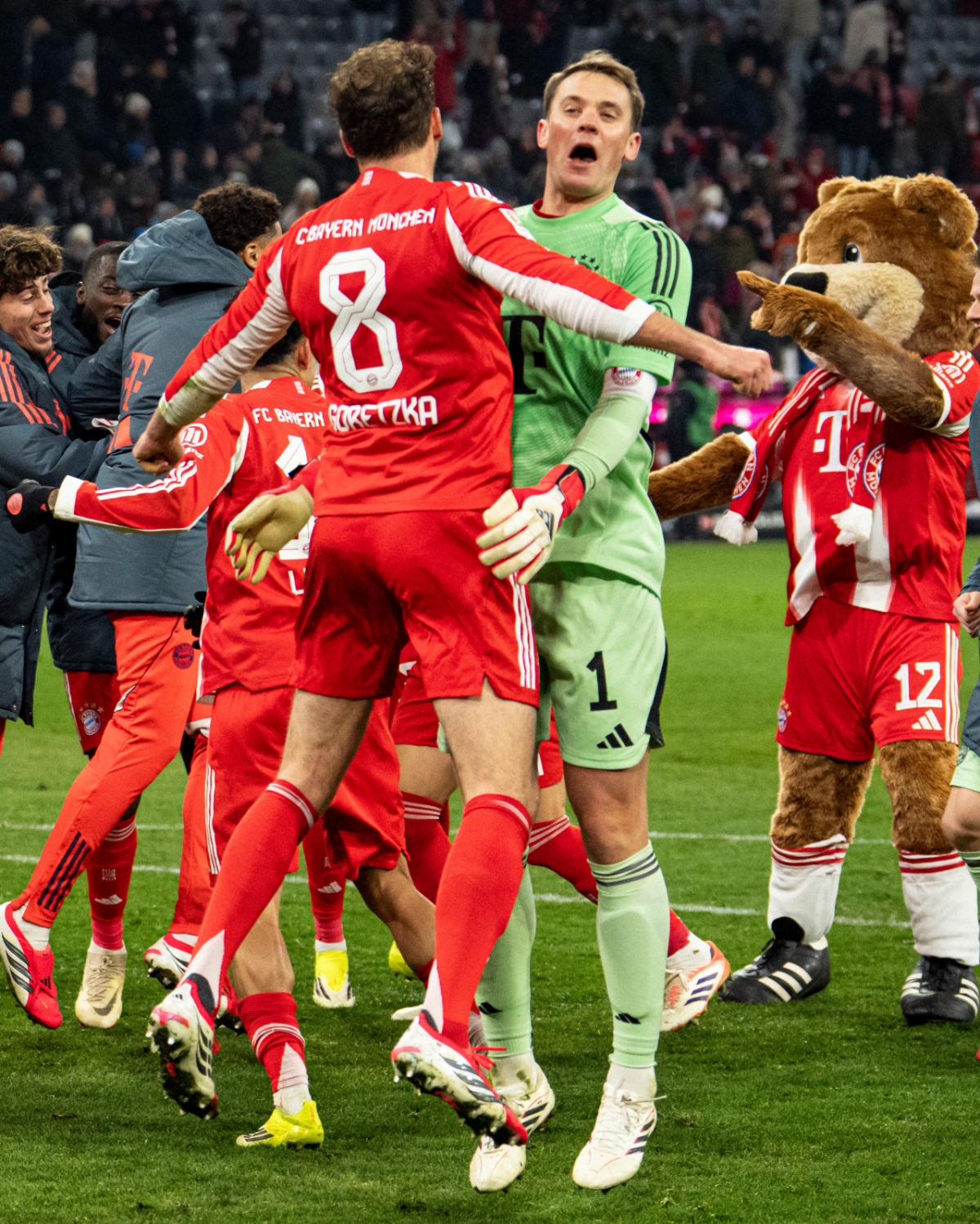 레온 고레츠카(8번)와 마누엘 노이어가 12일(한국시간) 독일 뮌헨의 알리안츠 아레나에서 열린 2025~2026시즌 독일 분데스리가 16라운드 경기가 끝난 뒤 세리머니하고 있다. /사진=바이에른 뮌헨 공식 사회관계망서비스(SNS)