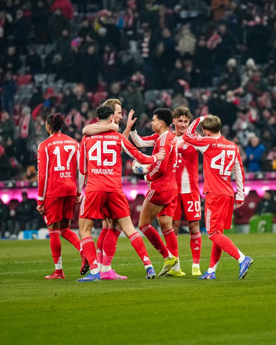 바이에른 뮌헨 선수들이 12일(한국시간) 독일 뮌헨의 알리안츠 아레나에서 열린 2025~2026시즌 독일 분데스리가 16라운드 경기 중 득점 후 기뻐하고 있다. /사진=바이에른 뮌헨 공식 사회관계망서비스(SNS)
