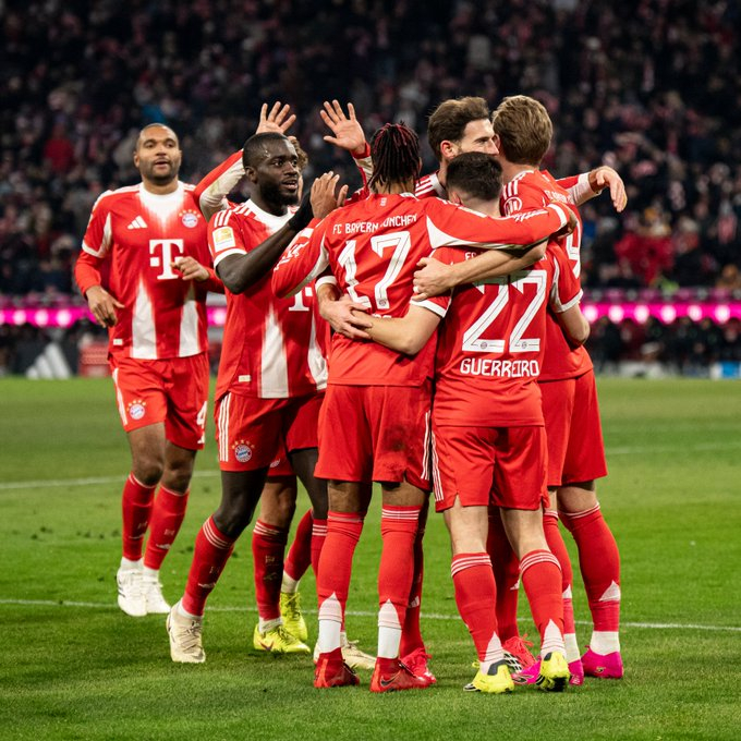 바이에른 뮌헨 선수들이 12일(한국시간) 독일 뮌헨의 알리안츠 아레나에서 열린 2025~2026시즌 독일 분데스리가 16라운드 경기 득점 후 모여 기뻐하고 있다. /사진=바이에른 뮌헨 공식 사회관계망서비스(SNS)