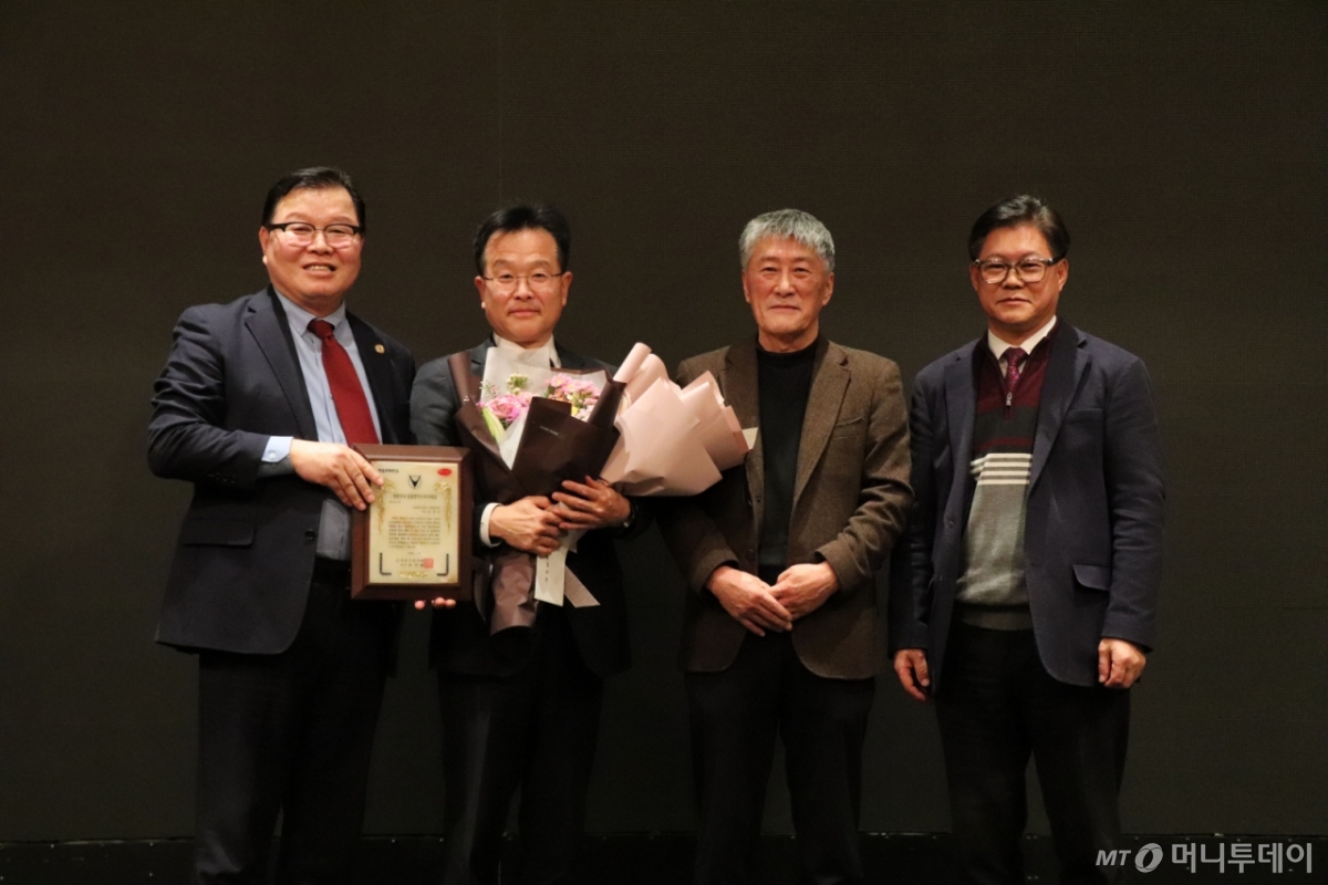 구제역방역과 김정주 과장(왼쪽 2번째)이 허주형 대한수의사회 회장(왼쪽 1번째) 등 관계자들로부터 축하를 받고 있다.  /사진=정혁수