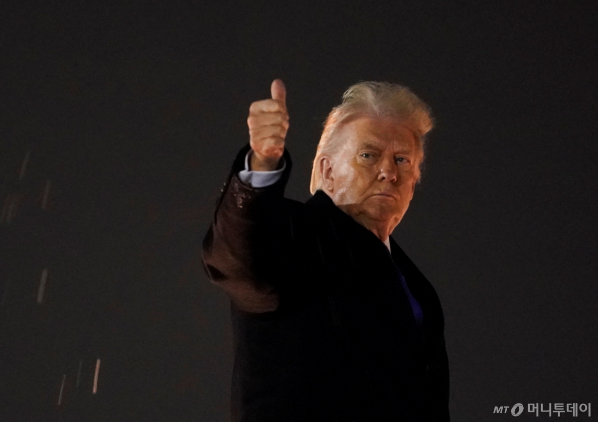 (앤드루스합동기지 로이터=뉴스1) 김지완 기자 = 9일(현지시간) 도널드 트럼프 미국 대통령이 메릴랜드주 앤드루스 합동기지에서 플로리다로 향하는 대통령 전용기 '에어포스원'에 탑승하고 있다. 2026.01.09 ⓒ 로이터=뉴스1 Copyright © 뉴스1. All rights reserved. 무단 전재 및 재배포, AI학습 이용 금지. /사진=(앤드루스합동기지 로이터=뉴스1) 김지완 기자