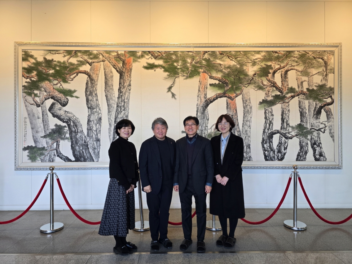 김용하 건양대 총장(왼쪽 2번째)이 김충환 경방신약 대표(왼쪽 3번째)와 기념촬영하고 있다./사진제공=건양대