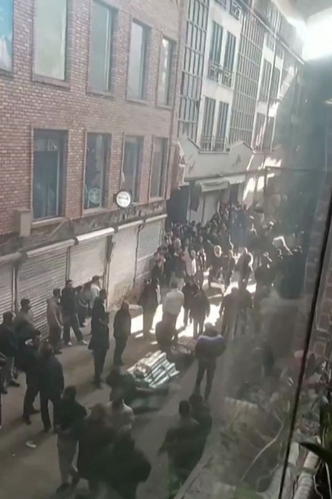 6일(현지시간) 이란 테헤란 시장에서 시위대의 모습/AFPBBNews=뉴스1