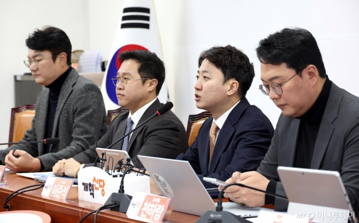 [서울=뉴시스] 김금보 기자 = 이준석 개혁신당 대표가 12일 오전 서울 여의도 국회에서 열린 최고위원회의에서 발언을 하고 있다. 2026.01.12. kgb@newsis.com /사진=김금보