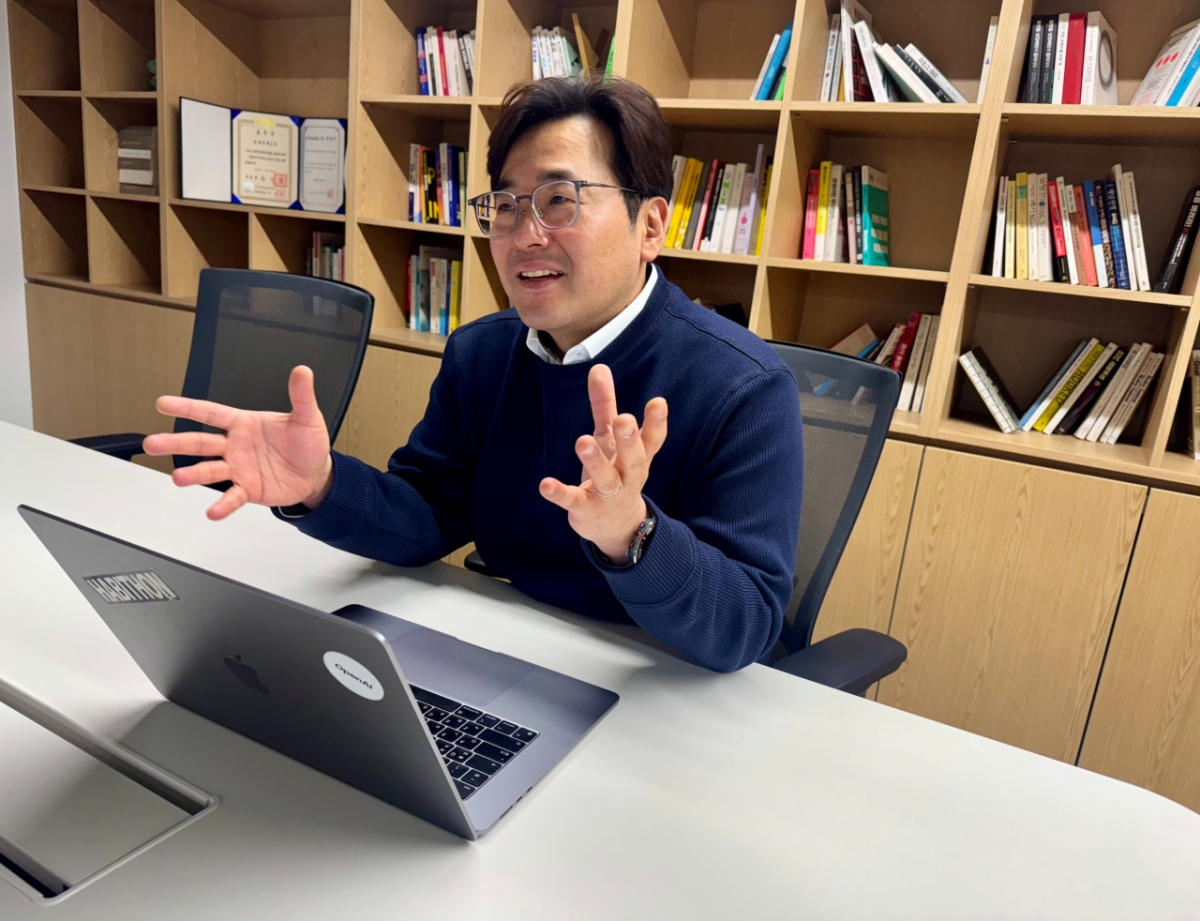 정윤호 해빗팩토리 공동 대표가 머니투데이와 인터뷰를 진행하고 있다./사진제공=해빗팩토리