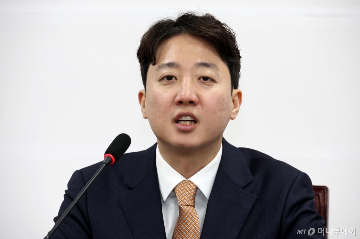 [서울=뉴시스] 김금보 기자 = 이준석 개혁신당 대표가 12일 오전 서울 여의도 국회에서 열린 최고위원회의에서 발언을 하고 있다. 2026.01.12. kgb@newsis.com /사진=김금보