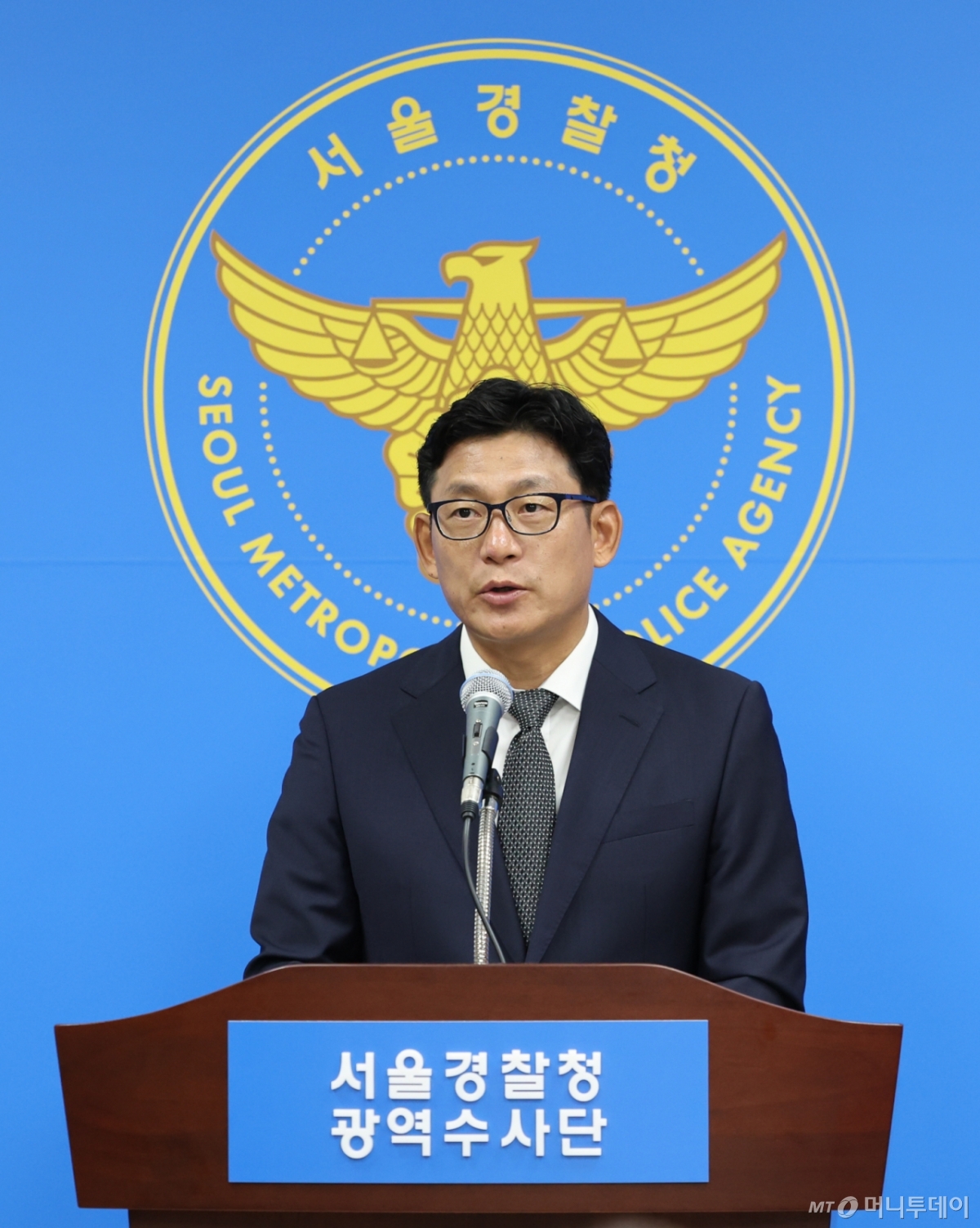 [서울=뉴시스] 황준선 기자 = 남성신 서울경찰청 마약범죄수사대 마약범죄수사1계 계장이 13일 오전 서울 마포구 서울경찰청 광역수사단 청사에서 부정의약품 제조 유통 혐의 피의자 검거 발표를 하고 있다. 2025.08.13. hwang@newsis.com /사진=황준선