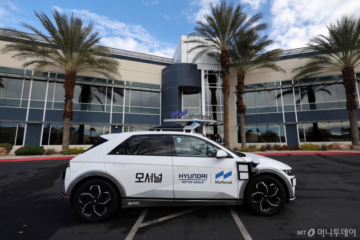 (라스베이거스=뉴스1) 황기선 기자 = 8일(현지시간) 미국 네바다주 라스베이거스 모셔널테크니컬센터 앞에서 현대차 그룹과 모셔널이 함께 개발한 아이오닉5 기반 '로보택시'가 시범주행을 하고 있다. 2026.1.12/뉴스1 Copyright © 뉴스1. All rights reserved. 무단 전재 및 재배포, AI학습 이용 금지. /사진=(라스베이거스=뉴스1) 황기선 기자