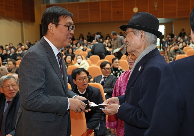 최휘영(왼쪽) 장관이 김종규 한국박물관협회 명예회장과 인사를 하고 있다. /사진=문체부