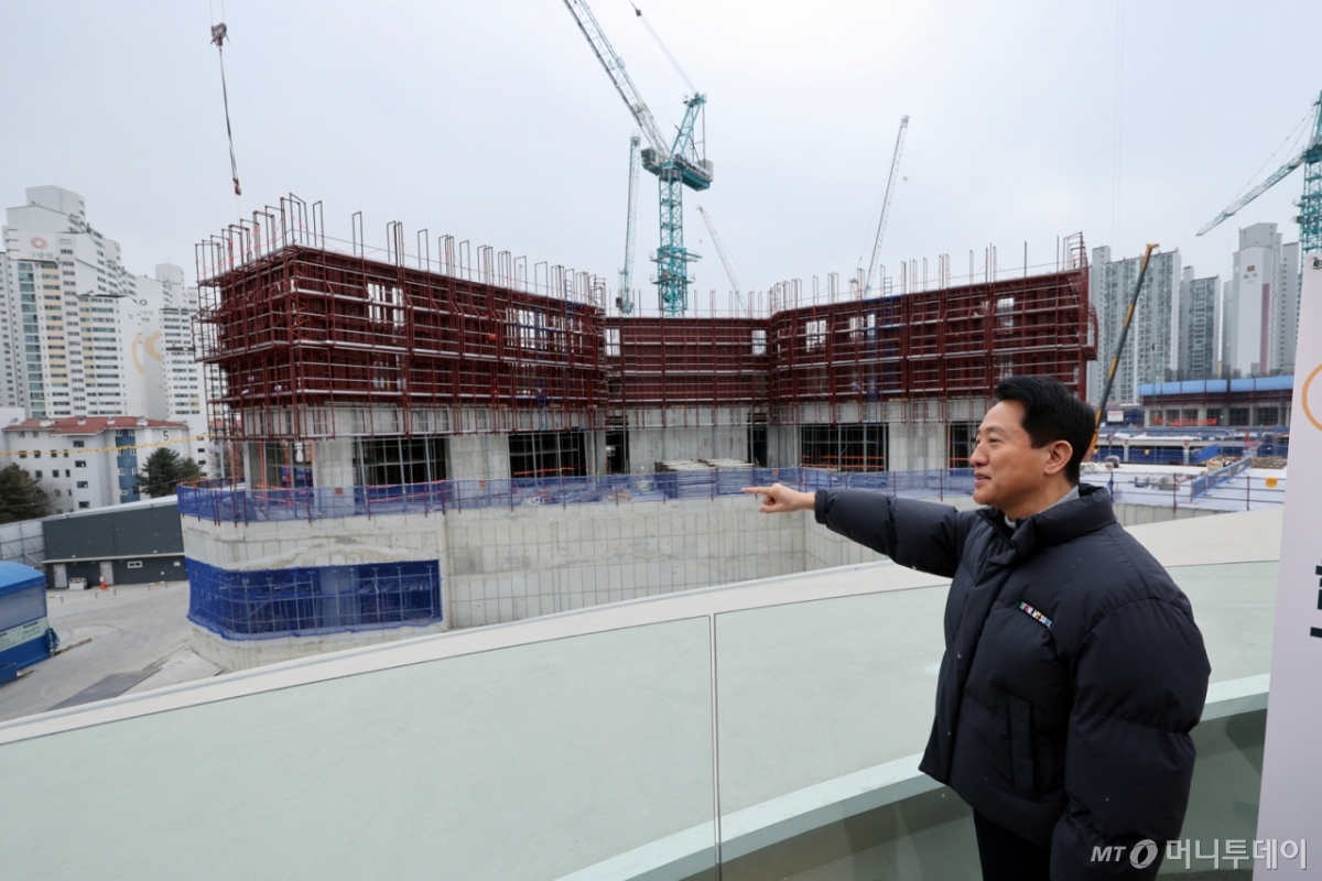 (서울=뉴스1) 황기선 기자 = 오세훈 서울시장이 12일 오후 서울 노원구 광운대역 물류부지 현장을 방문, 공사현장을 살펴보고 있다.  /사진=뉴스1 /사진=(서울=뉴스1) 황기선 기자
