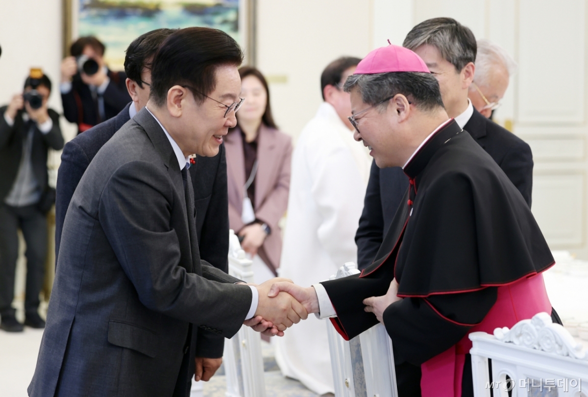 [서울=뉴시스] 고범준 기자 = 이재명 대통령이 12일 청와대 본관에서 열린 종교 지도자 초청 오찬 간담회에서 정순택 천주교 서울대교구 교구장과 인사하고 있다. (청와대통신사진기자단) 2026.01.12. bjko@newsis.com /사진=
