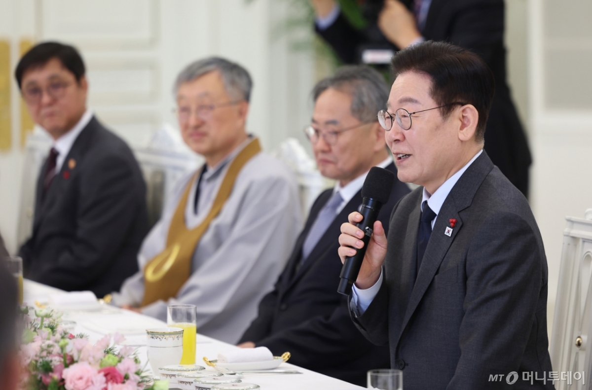 (서울=뉴스1) 이재명 기자 = 이재명 대통령이 12일 청와대에서 열린 종교지도자 초청 오찬간담회에서 발언하고 있다. (청와대통신사진기자단) 2026.1.12/뉴스1  Copyright © 뉴스1. All rights reserved. 무단 전재 및 재배포,  AI학습 이용 금지. /사진=(서울=뉴스1) 이재명 기자