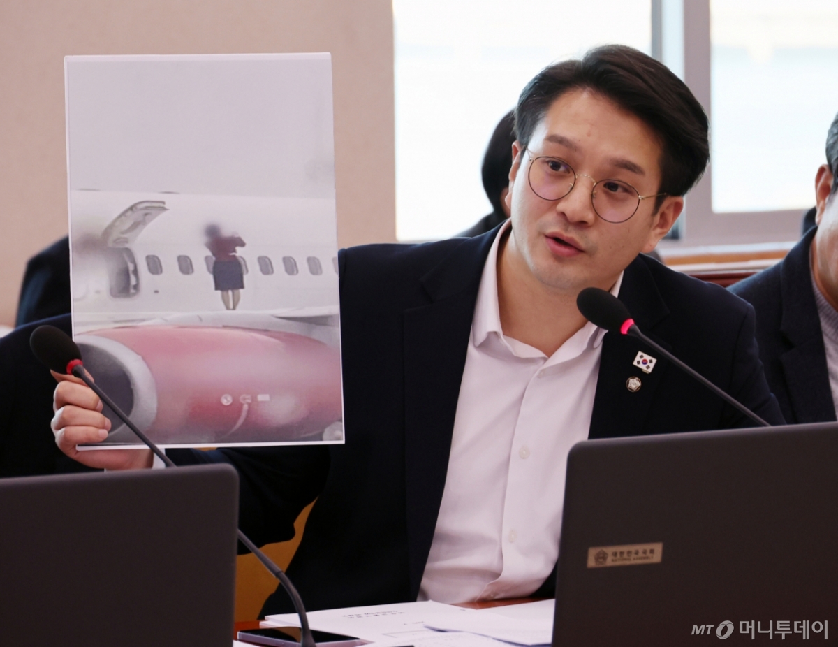 전용기 더불어민주당 의원이 지난해 2월 18일 오후 서울 여의도 국회에서 열린 국토교통위원회 전체회의에서 이스타항공 승무원들이 청주공항에서 비상구 문을 열고 항공기 날개 위에 올라 사진을 찍은 것과 관련해 박상우 국토교통부 장관에게 질의하고 있다./사진=뉴시스