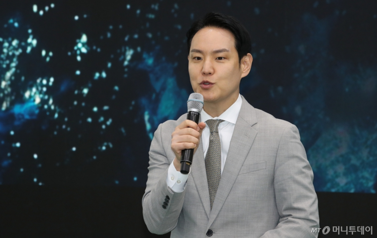  김한규 더불어민주당 소속 국회 산업통상자원중소벤처기업위원회 위원이 지난해 10월 28일 오전 제주시 구좌읍 한동리 용암해수일반산업단지에서 열린 국정감사 현장시찰에서 인사말을 하고 있다. /사진=뉴시스