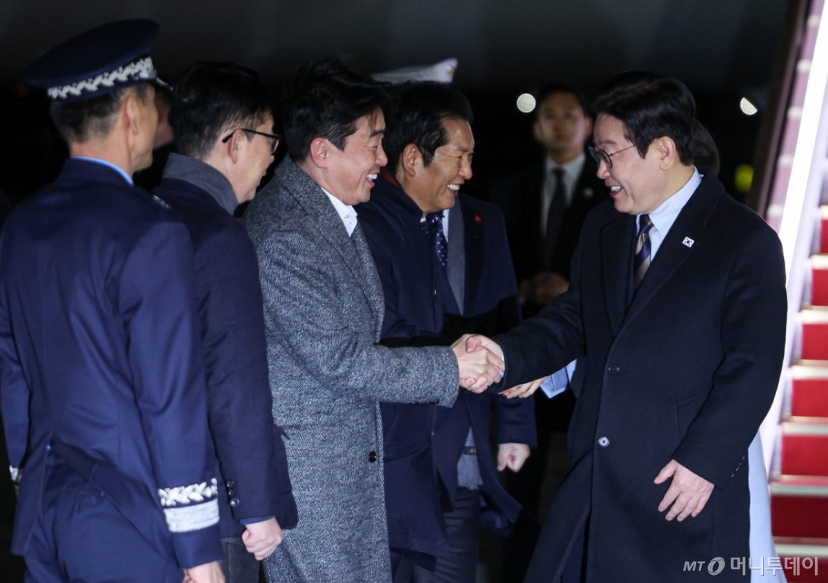 (성남=뉴스1) 허경 기자 = 중국 국빈방문 일정을 마치고 귀국한 이재명 대통령이 7일 성남 서울공항에서 환영나온 강훈식 비서실장과 와 인사하고 있다. 2026.1.7/뉴스1  Copyright © 뉴스1. All rights reserved. 무단 전재 및 재배포,  AI학습 이용 금지. /사진=(성남=뉴스1) 허경 기자