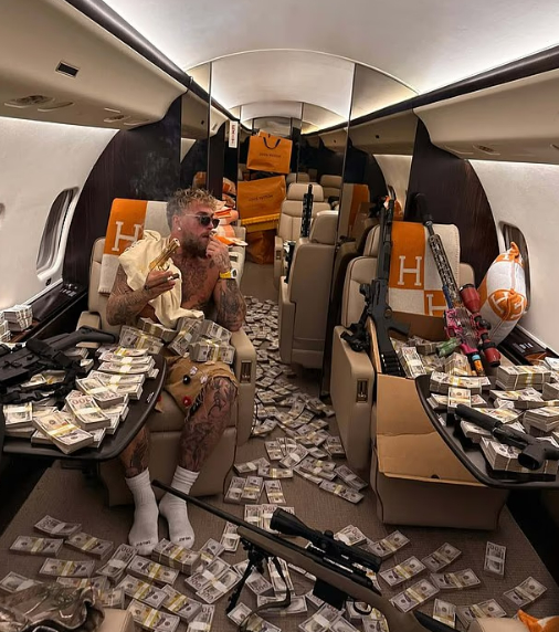 앤서니 조슈아와 경기 후 돈다발을 공개한 제이크 폴. /사진=제이크 폴 개인 사회관계망서비스(SNS)