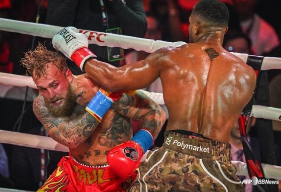 제이크 폴(왼쪽)이 20일(한국시간) 미국 마이애미 카세야 센터에서 열린 프로복싱 헤비급 3분 8라운드 경기 중 앤서니 조슈아의 왼손 훅을 피하고 있다. /AFPBBNews=뉴스1