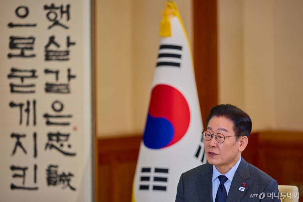 (서울=뉴스1) 허경 기자 = 이재명 대통령이 일본 방문을 하루 앞둔 12일 청와대에서 일본 공영방송 NHK와 단독 인터뷰를 하고 있다. (청와대 제공. 재판매 및 DB 금지)  Copyright © 뉴스1. All rights reserved. 무단 전재 및 재배포,  AI학습 이용 금지. /사진=(서울=뉴스1) 허경 기자