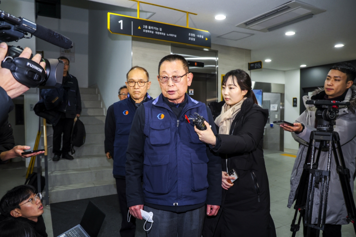 박점곤 전국자동차노동조합연맹 서울시버스노동조합 위원장이 13일 서울 영등포구 서울지방노동위원회에서 열린 서울시버스노동조합 노동쟁의 조정신청사건 특별조정위원회 사후 조정회의에서 협상이 최종 결렬된 뒤 위원회를 나오며 입장을 밝히고 있다./사진=뉴시스