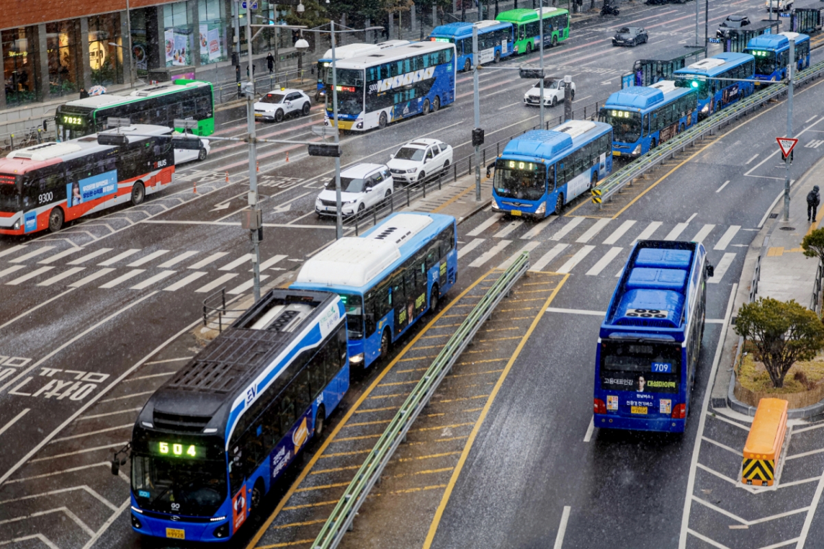 서울시 시내버스 파업을 예고한 지난 12일 서울 중구 서울역 환승센터에서 버스가 오가고 있다. /사진=(서울=뉴스1) 이호윤 기자