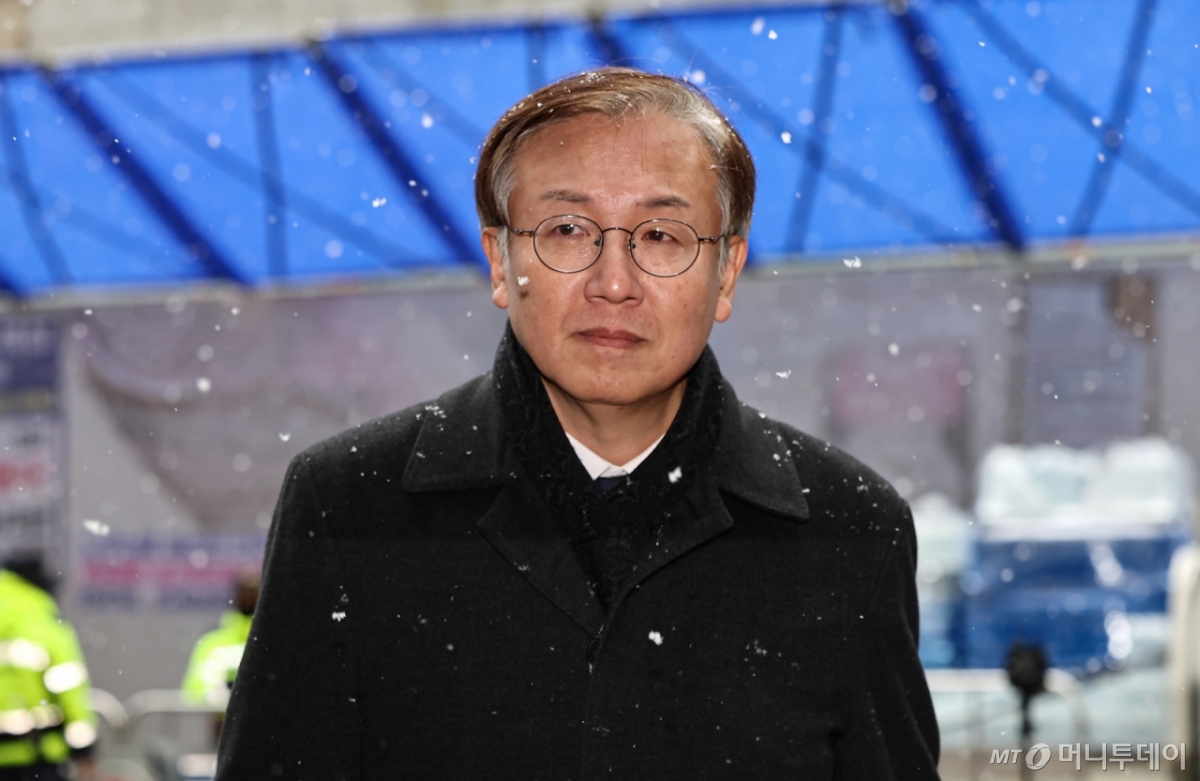 (서울=뉴스1) 김도우 기자 = 한동수 더불어민주당 윤리심판원장이 12일 서울 여의도 민주당사에서 열리는 윤리심판원 회의에 참석하기 위해 당사로 들어서고 있다.  민주당 윤리심판원은 이날 김병기 전 원내대표의 ‘공천 헌금’ 의혹과 관련해 제명 등 징계를 논의한다.  2026.1.12/뉴스1  Copyright © 뉴스1. All rights reserved. 무단 전재 및 재배포,  AI학습 이용 금지. /사진=(서울=뉴스1) 김도우 기자