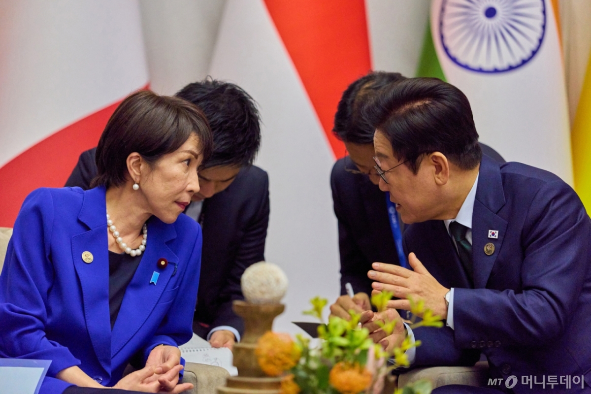 [요하네스버그=뉴시스] 최동준 기자 = 이재명 대통령이 23일(현지 시간) 남아프리카공화국 요하네스버그 엑스포 센터에서 열린 G20 정상회의에서 다카이치 사나에 일본 총리와 양자 회담을 하고 있다. (공동취재) 2025.11.24. photocdj@newsis.com /사진=