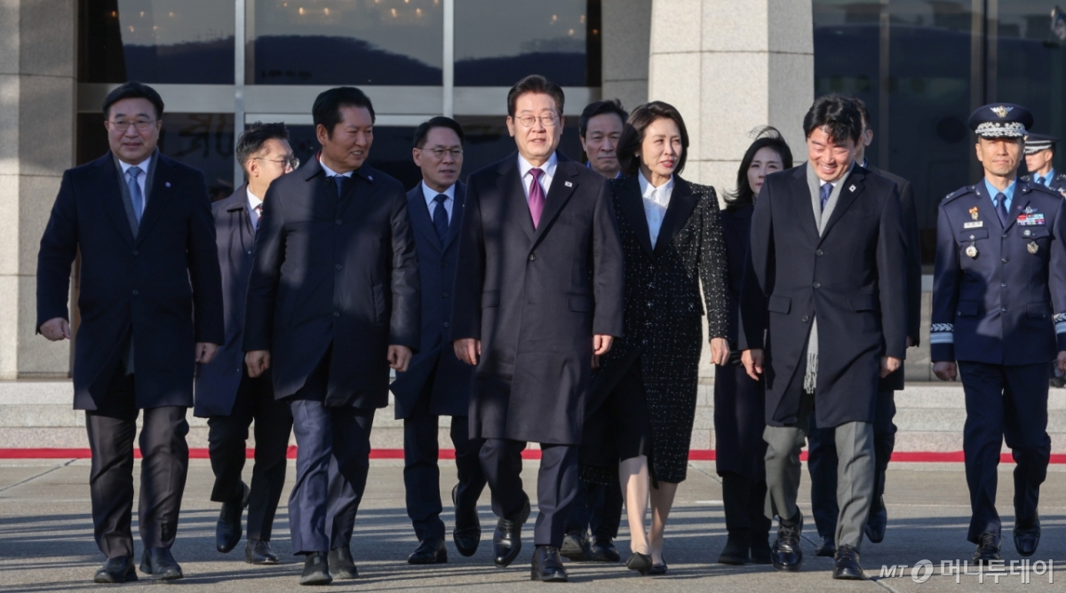 (성남=뉴스1) 이재명 기자 = 일본 순방 일정에 나선 이재명 대통령과 김혜경 여사가 13일 경기 성남 서울공항에서 공군1호기로 이동하고 있다. 2026.1.13/뉴스1  Copyright © 뉴스1. All rights reserved. 무단 전재 및 재배포,  AI학습 이용 금지. /사진=(성남=뉴스1) 이재명 기자